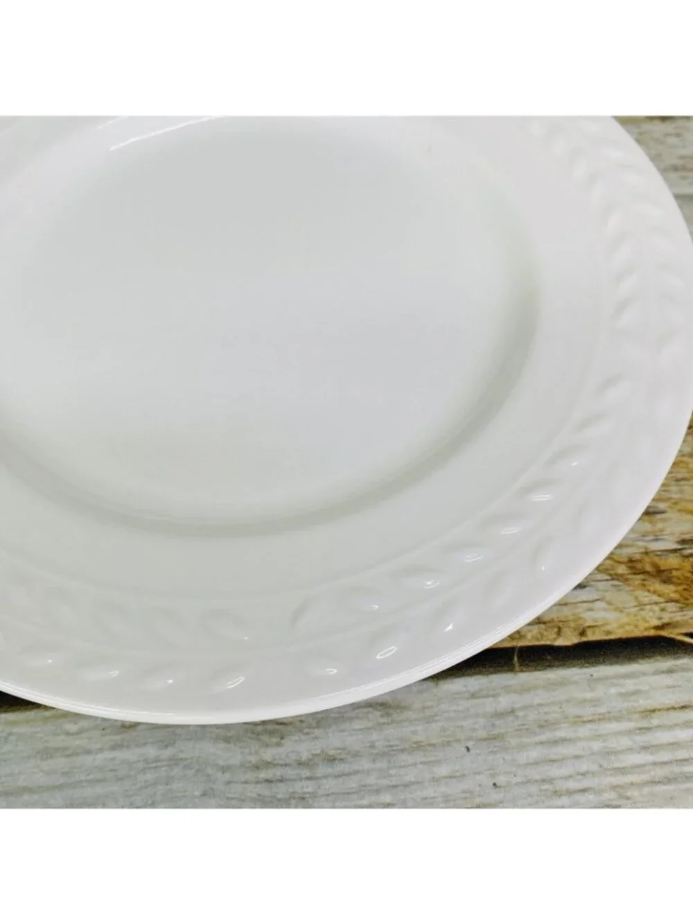 Gibson Everyday NOBILIS White Embossed Laurel Porcelain Salad Lunch Plates Set 2